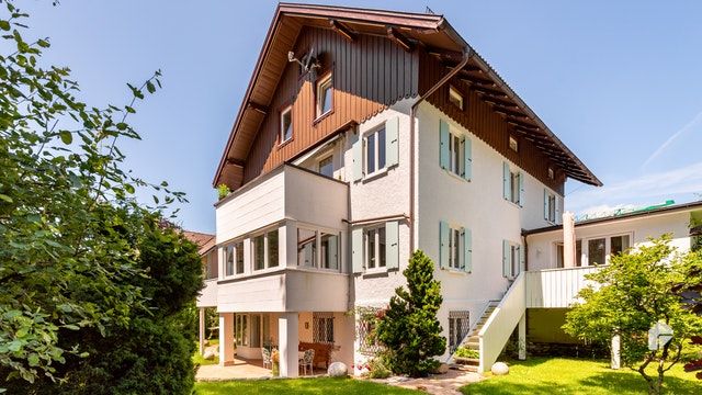 Freundliche / Schöne, vollständig renovierte 3-Zimmer-Wohnung mit EBK und Terrasse + Balkon
